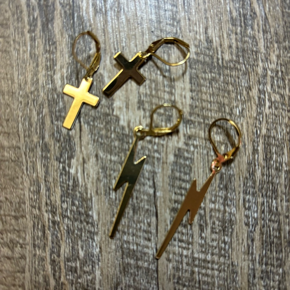 2 pairs of earrings